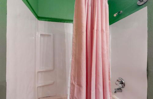 Compton's - Photo 23