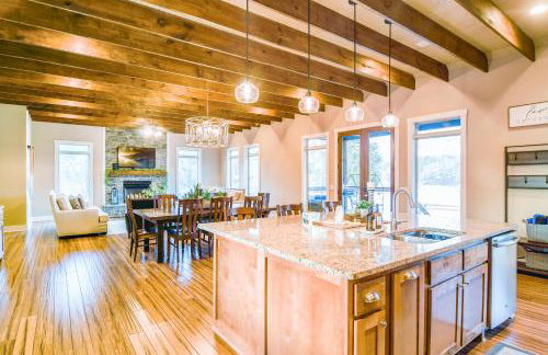 Paradise Point - 4BR Lakefront Haven Dock, Kayaks, & Cozy Firepit - Foto 22