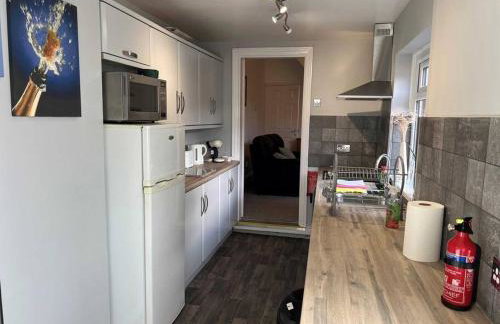 Spacious 2-Bedroom House In Stockton Heath With Free WiFi By Amazing Spaces Relocations Ltd - Foto 3