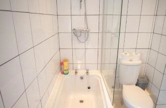 Crystal House Flat 3 - free private parking - metro - Foto 24