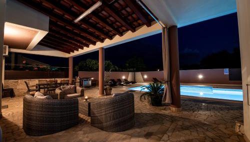 Villa Komel with Pool - Photo 5, sunbed