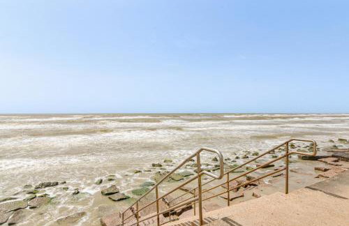 Walk to Beach Pool-View Condo in Galveston! - Foto 3