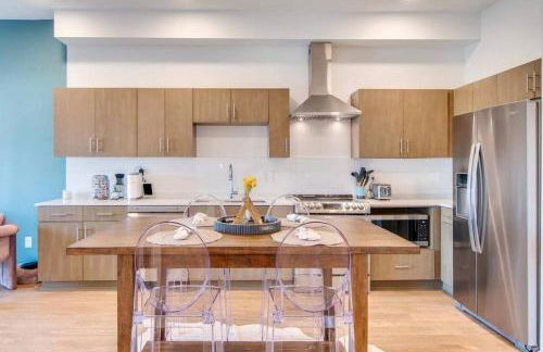 Stylish downtown condo w/ pool & parking - Foto 28