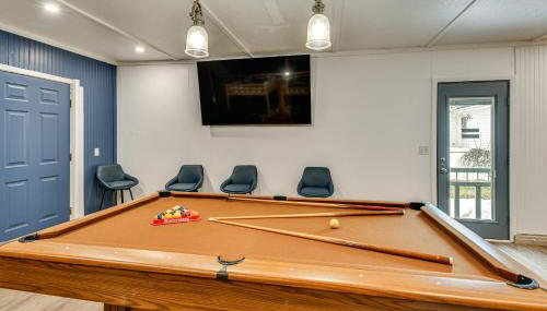 Porch and Views Waterfront Home on Houghton Lake! - Foto 2