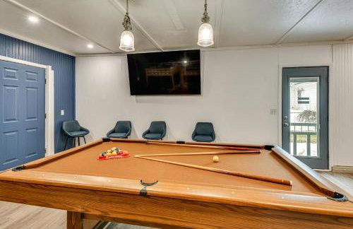 Porch and Views Waterfront Home on Houghton Lake! - Foto 2