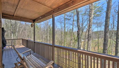 Helen Cabin with Deck and Hot Tub Less Than half Mi to Main St - Foto 2