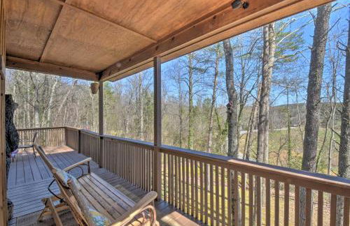 Helen Cabin with Deck and Hot Tub Less Than half Mi to Main St - Foto 2