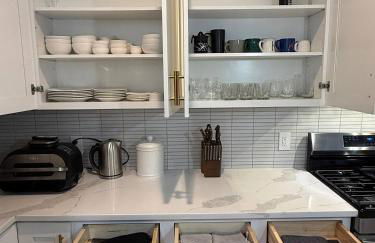 Modern 3BR Home | Chic & Cozy | 30 Min NYC Access - Foto 8