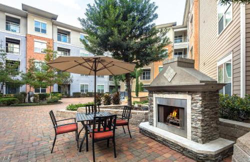 Gorgeous Furnished Apartments near Texas Medical Center & NRG Stadium - Photo 32