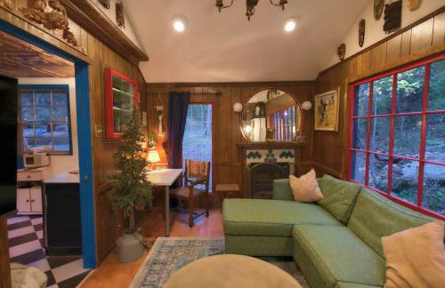 Vintage Lovers` Cabin with Jacuzzi & Lake Access - Foto 5