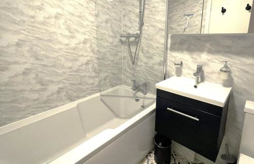 Modern 2 Bed House Sleeps 6 Southam Town Centre - Inspire Homes Ltd - Foto 13