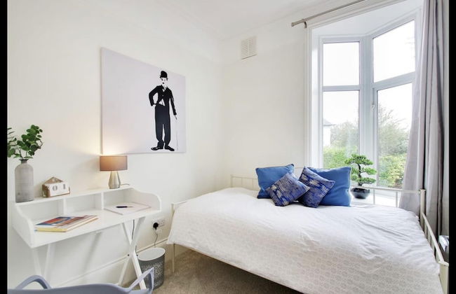 Stunning 2-bed Apartment in Tunbridge Wells - Photo 4