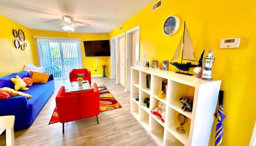 Stylish 2BR Condo Near Beach, Large Pool & Patio, Pet Friendly - Foto 3