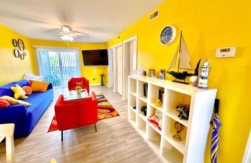 Stylish 2BR Condo Near Beach, Large Pool & Patio, Pet Friendly - Foto 3