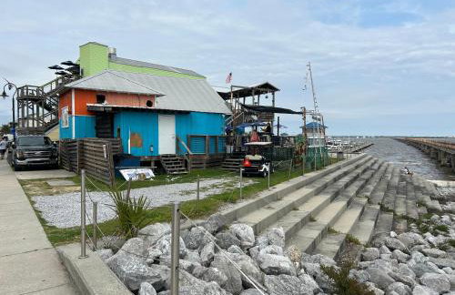 Bay Breeze Bliss-Hot Tub, Bar and Canal 5mi to Beach - Foto 57