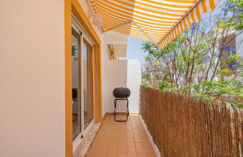 Bright Flat w/ Terrace & Pools by HostWise - Foto 13