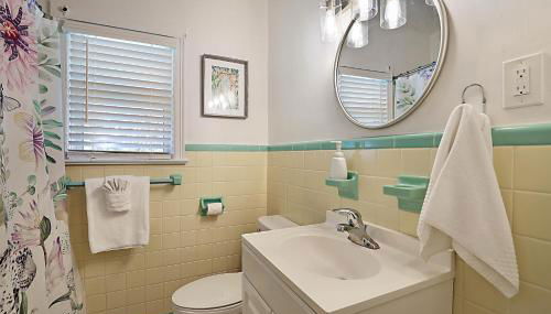 Steps to Beach & Downtown! Cozy Beach Bungalow #3 - Photo 5