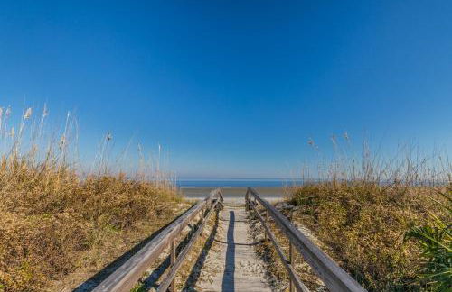 NEW LISTING! Centrally Located with Pool and Beach Views - Foto 20