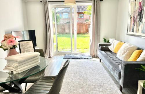 Central MK Home, Garden and Free Private Driveway Parking! 4 Beds Fully Equipped Train station 5 Mins - Photo 2