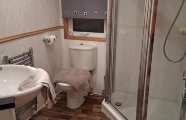 Redwood lodge with luxury hot tub at Three lochs holiday park - Foto 10