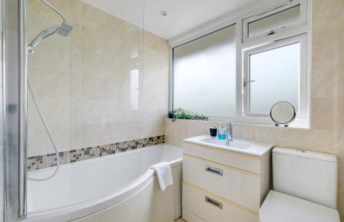 Elegant 5 Bed Home with Garden & Parking - Slough - Foto 36