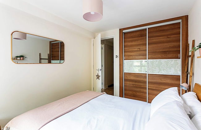 London Docklands Retreat - Photo 1