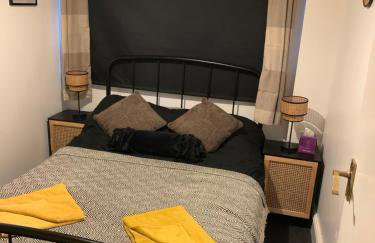 Cosy Wirral home near Liverpool with Free Parking! - Photo 14