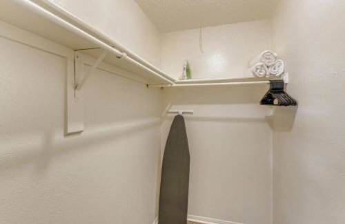 Serene King Suite Getaway - Sleeps 4 - Pool, Pkg - Foto 13