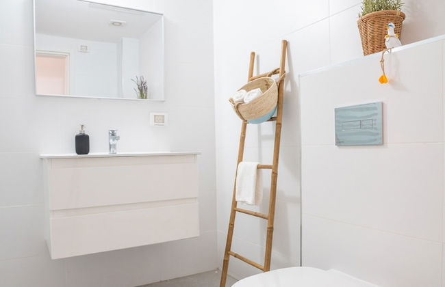 Stylish Seaside Escape with Balcony by Sea N' Rent - Foto 41