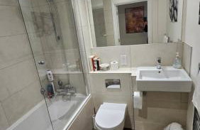 Luxury Two Bed Apartment w Car Parking, by Station - Foto 4