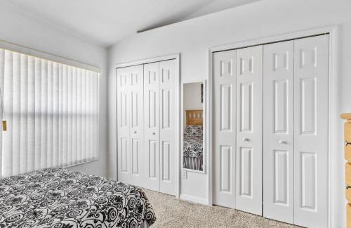 Sunny Getaway with Private Pool, Spa & Fenced Yard - Foto 16