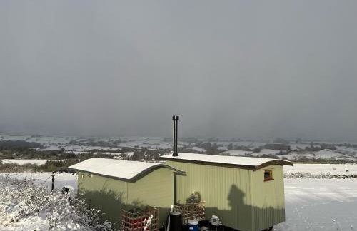 Oakley View Shepherds Hut with hot tub - Photo 27