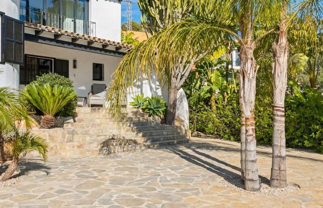 Relax in Luxury at This Stunning Seaside Villa - Photo 60