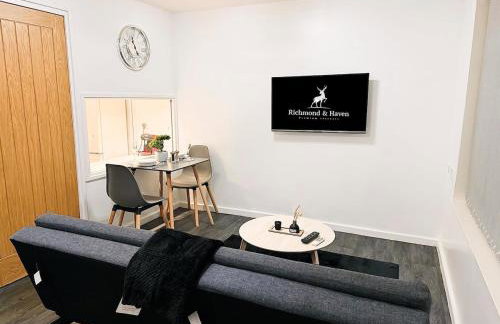 Cosy 1 bed flat, sleeps 4, free parking - Photo 1