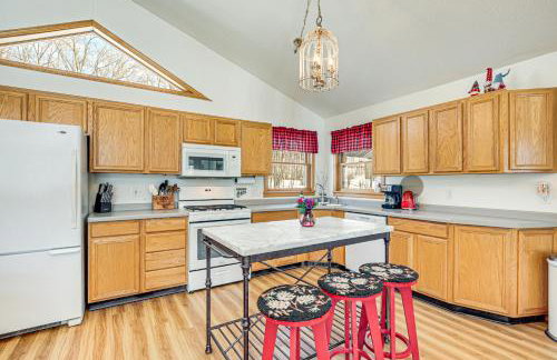 Lakefront Home with Private Beach in Rhinelander! - Foto 6