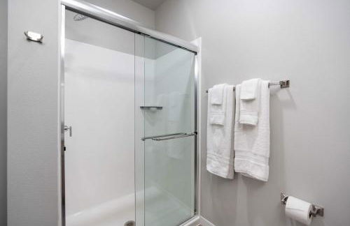 Pool & Fitness Room Near University Park - Covered Parking - Foto 50