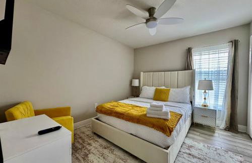 Modern 4BR 2BA with pool in gated community - Foto 7