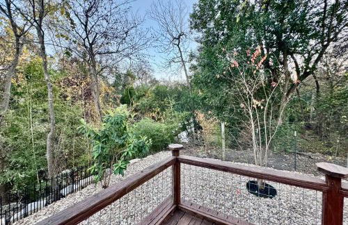 1 Mi to Campus! Creekside Austin Home with Game Room - Foto 20