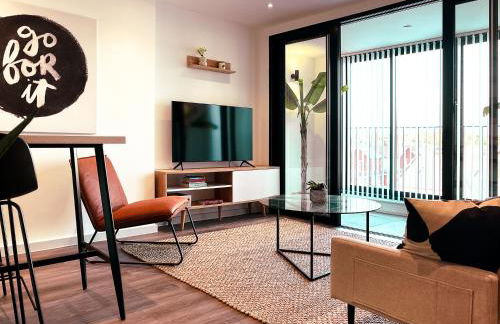 Spacious 1-Bedroom Apartment near Kew Gardens with Balcony & Parking - Foto 1