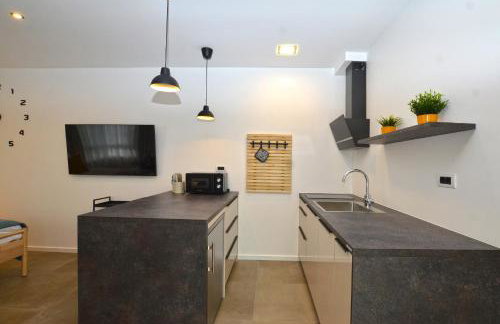 Black & White Studios - Photo 4