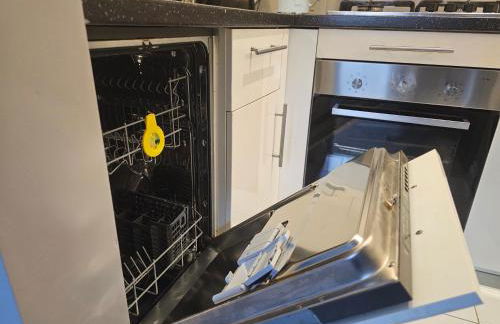 StayZen Apartments - Free Parking & Private Garden Ground Floor Central Woking - Business & Leisure - Photo 33