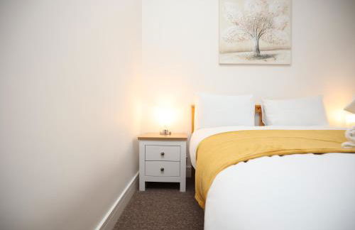 Gloucester Rd By N And N Stays, Newly Refurbed 6 Bed all ensuite house by N And N Stays Ltd, Perfect for contractors and Corporate stays, Close to YTL Arena Site, Pvt Parking for Vans and and work vehicles, Wifi - Foto 24
