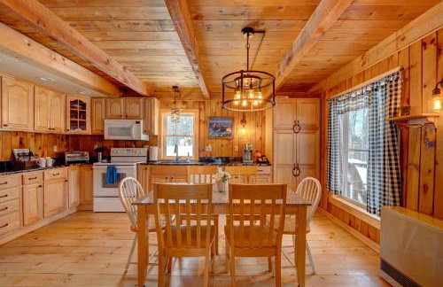 Secluded 2BR Cabin w Hot Tub, Pond, Trails, WiFi - Foto 21