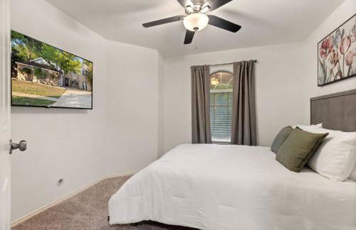 New Luxury Getaway - Two King Beds, Heated Pool, Outdoor Grill & 1Gbps Wifi - Photo 4