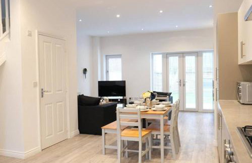 Prime Location - 4 Bedroom 3 Bathroom House - Sleeps up to 8 - Free Parking, Fast Wifi, Balcony, Smart TV and Private Garden by Yoko Property - Foto 15