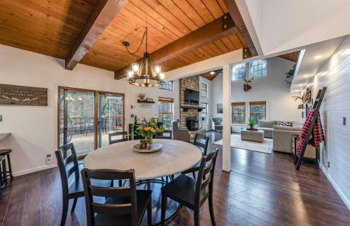 Creekside Cabin - Pup-Friendly with AC - Foto 17