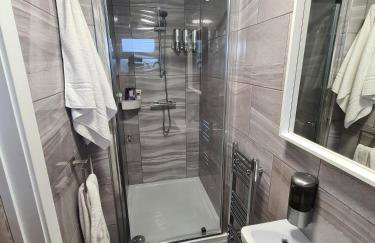 SAV 5 bedroom Executive detached house in Leiceste - Photo 15