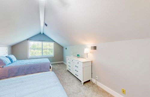 Classic coastal home with game room & private hot tub - walk to beaches - Foto 27