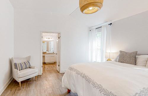 Beautiful dog-friendly home with fireplace, large yard, hammock, W/D, and AC - Foto 15