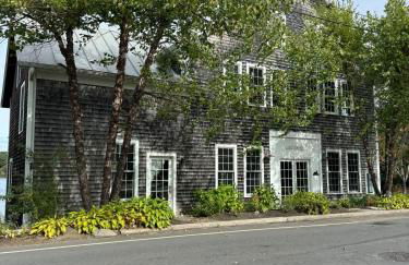 More Boathouse than Lakehouse - Foto 18